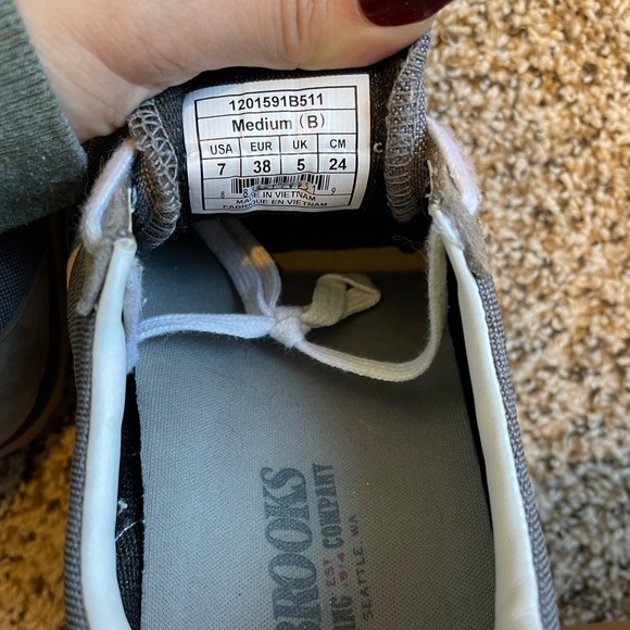 Brooks low cut tennis shoes - Picture 4 of 5